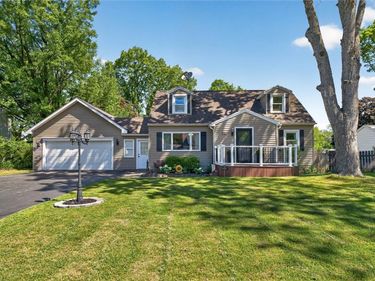 218 Oakwood Ln, Webster, NY 14580