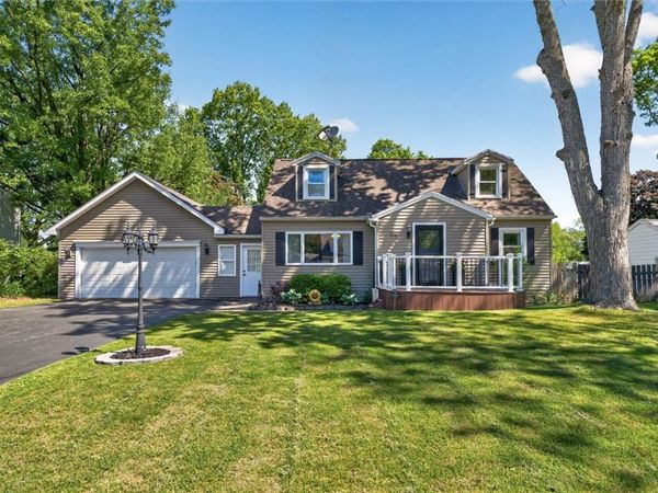 218 Oakwood Ln , Webster, NY 14580