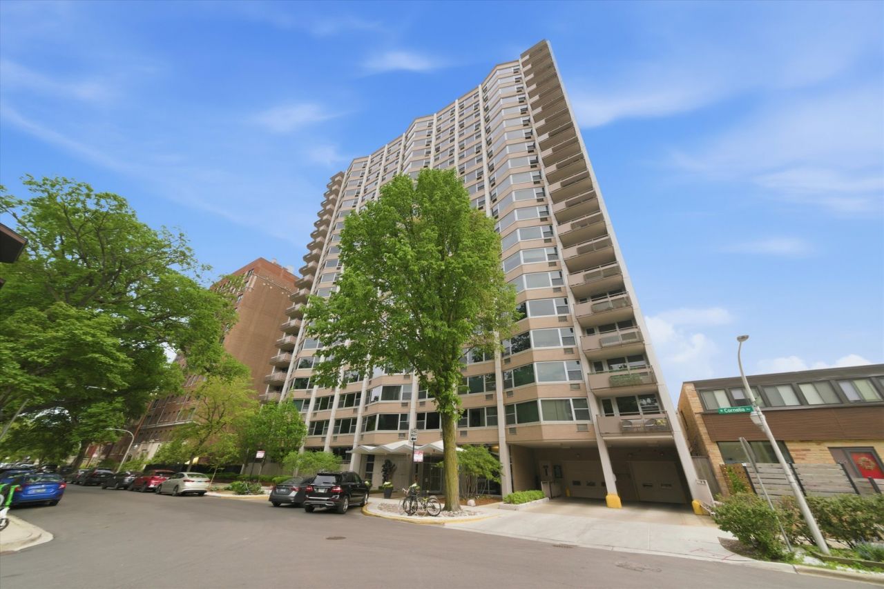 555 W Cornelia Avenue , Chicago, IL 60657