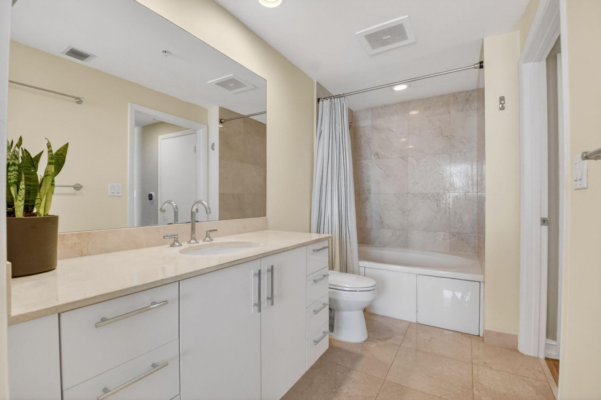 550 Okeechobee Boulevard, Unit 821, West Palm Beach, FL 33401 Photo