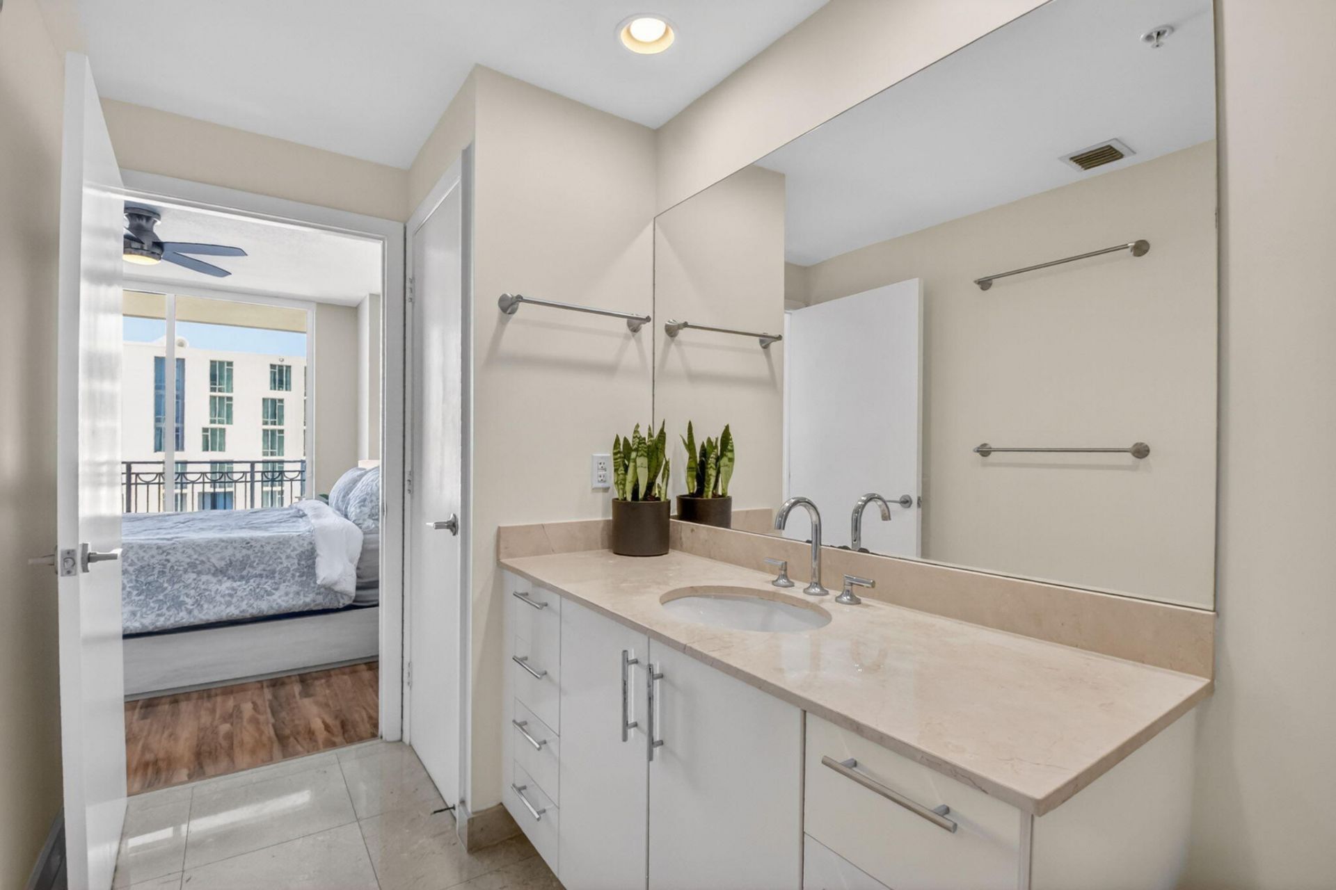 550 Okeechobee Boulevard, Unit 821, West Palm Beach, FL 33401 Photo