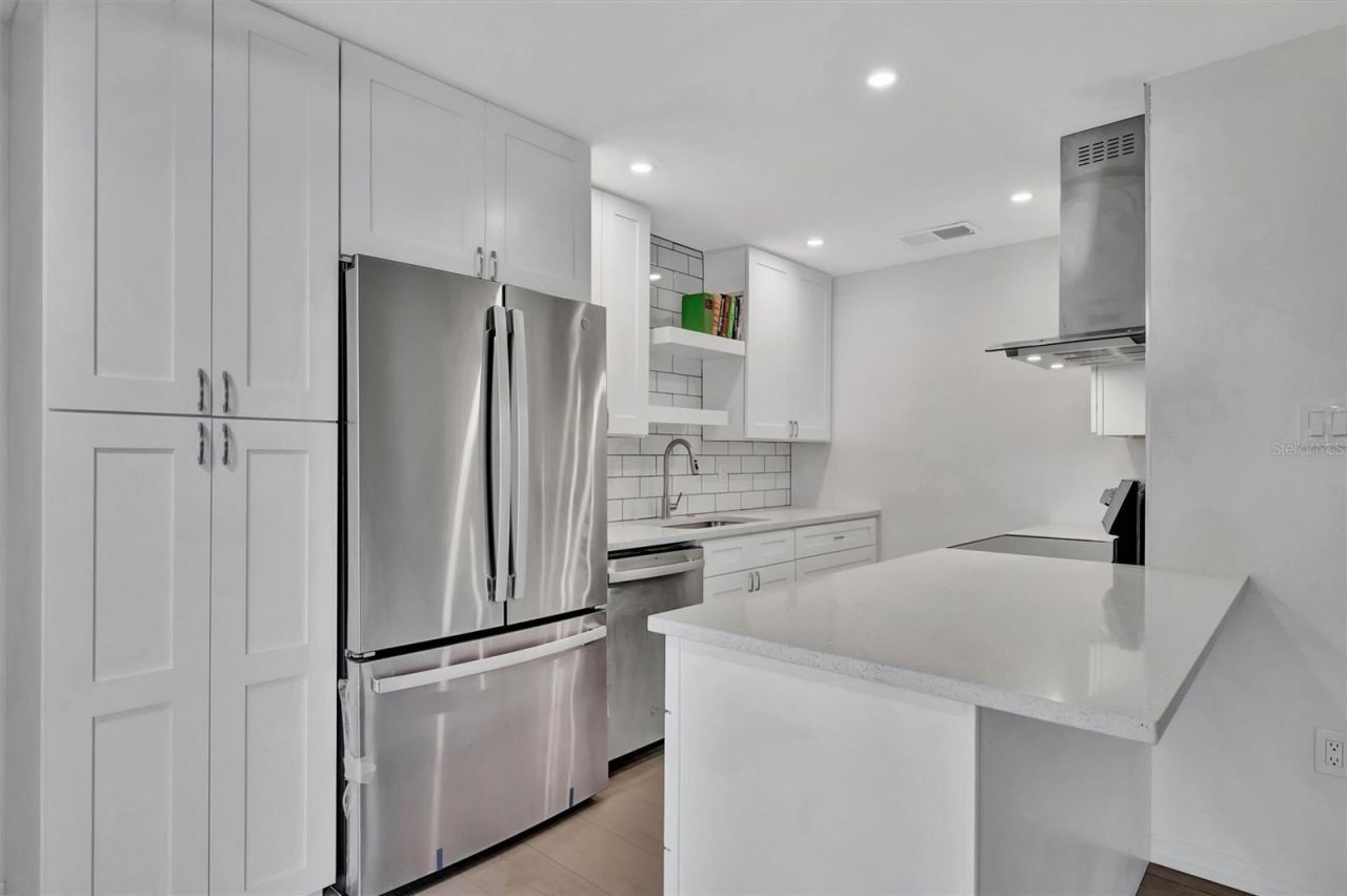 650 Pinellas Point Drive S, Unit 216, Saint Petersburg, FL 33705 Photo