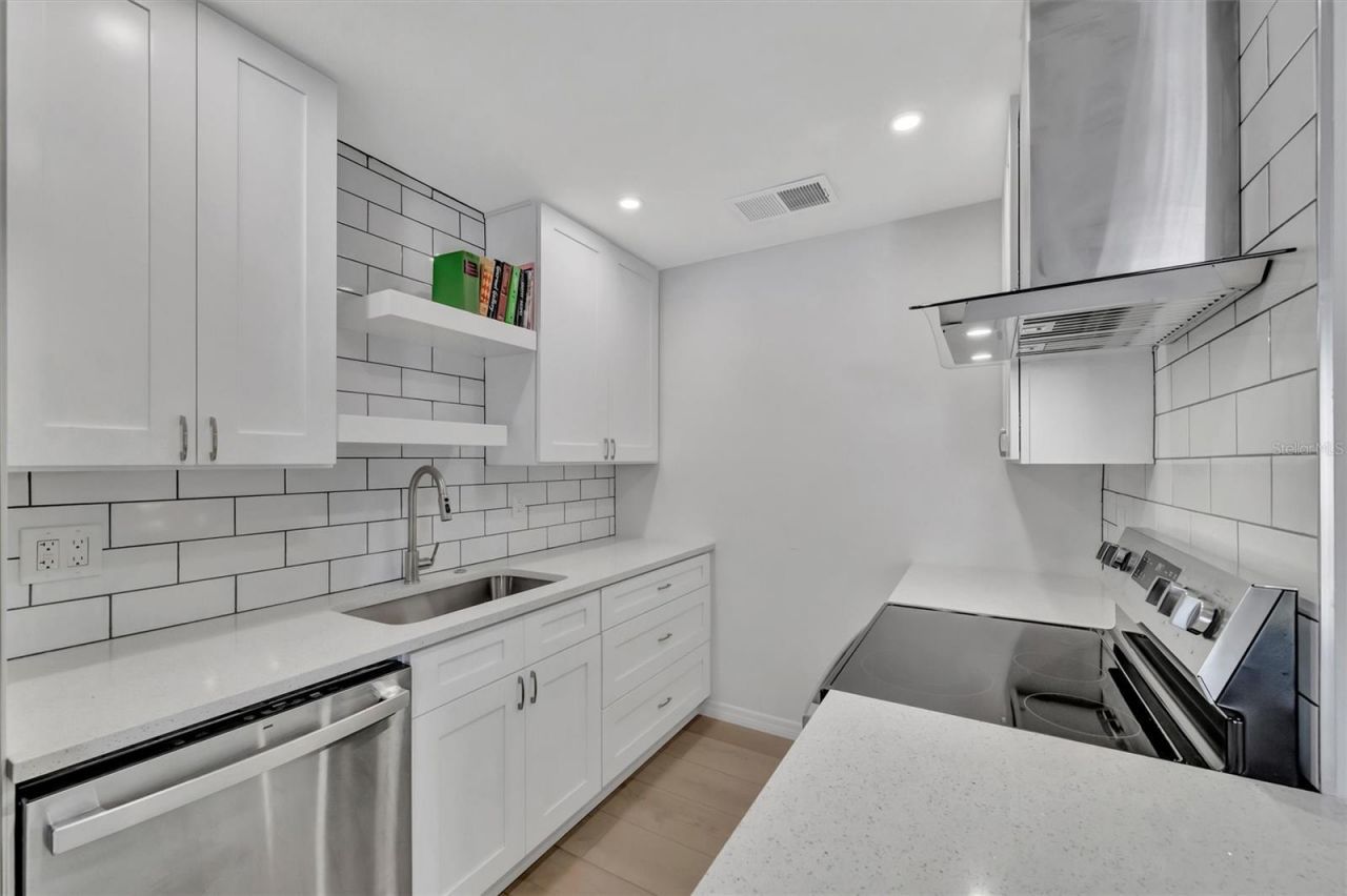 650 Pinellas Point Drive S, Unit 216, Saint Petersburg, FL 33705 Photo