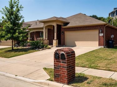 6677 Friendsway Drive, Fort Worth, TX 76137