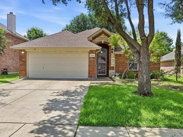 1235 Clearwater Drive , Grand Prairie, TX 75052