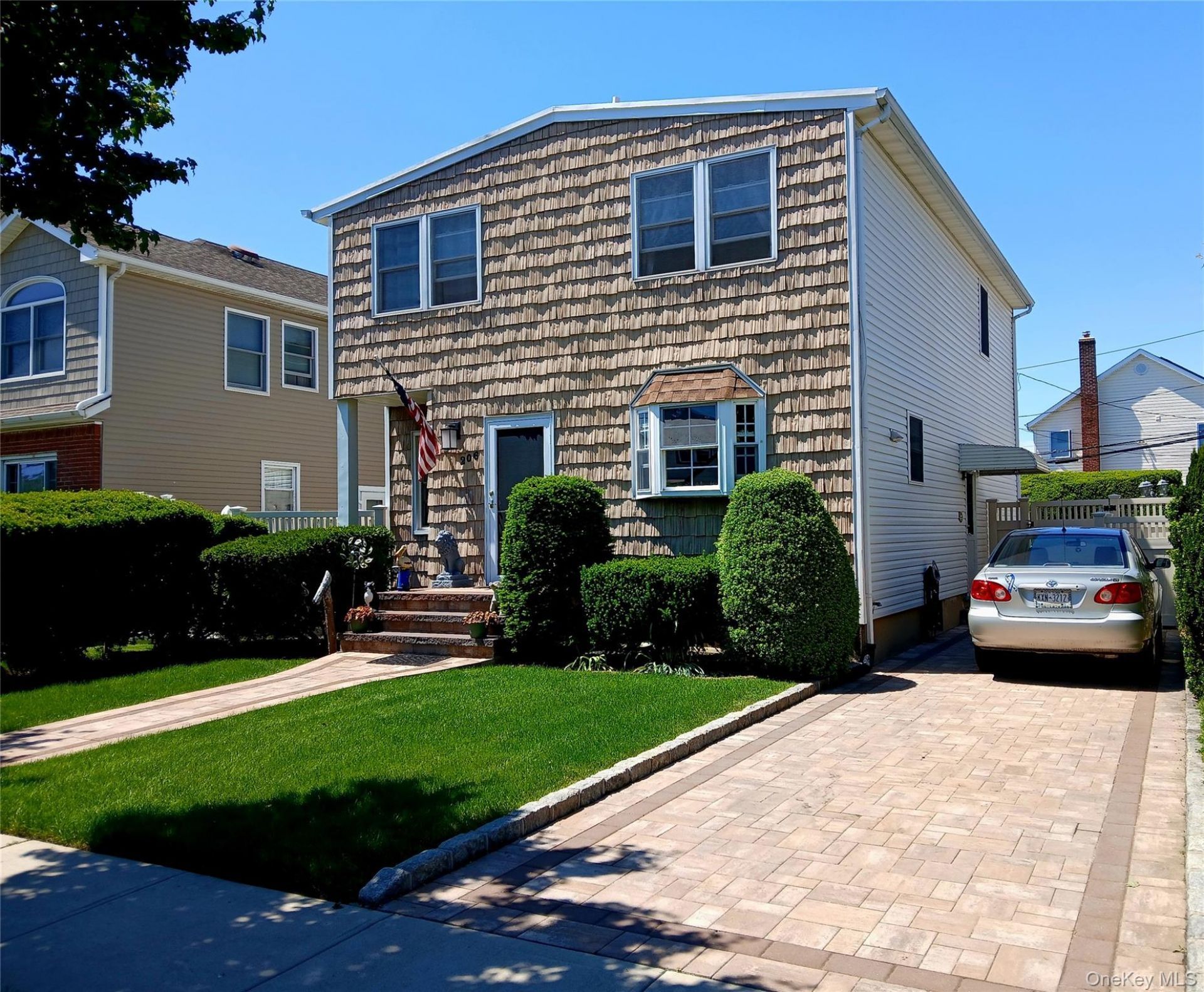 206 Arlington Street, Mineola, NY 11501 Main Photo