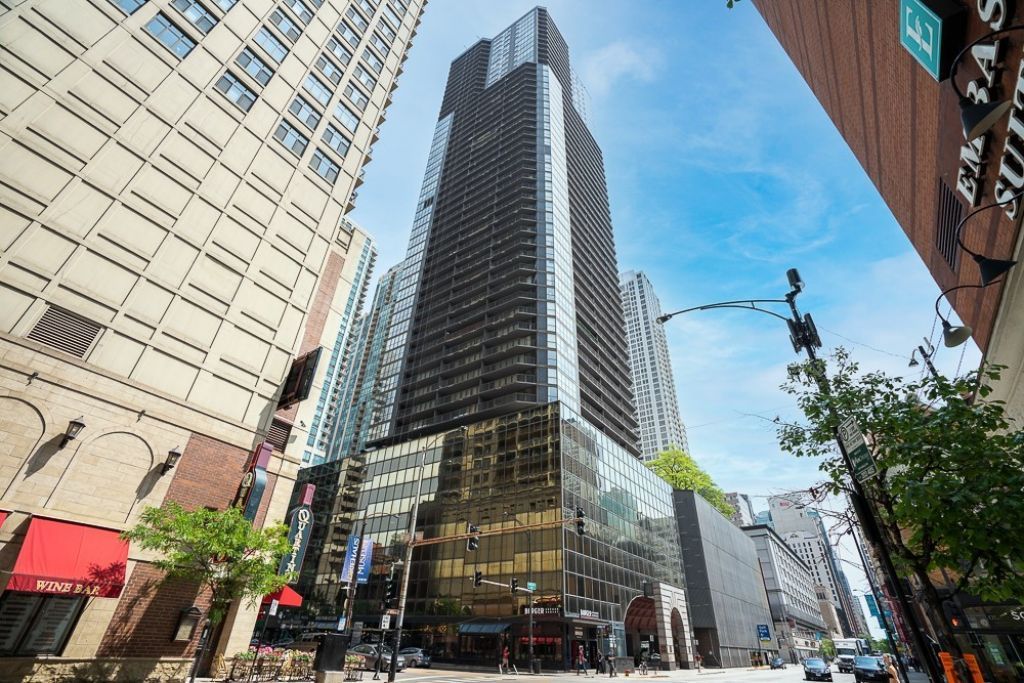 10 E Ontario Street , Chicago, IL 60611