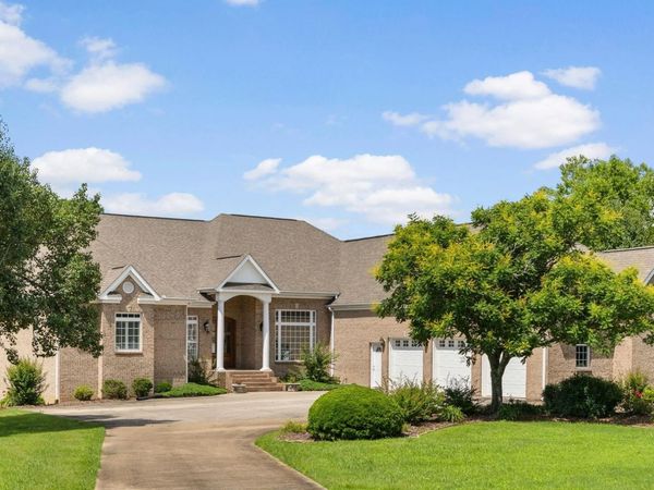 101 Meadowhill Dr, Florence, AL 35633