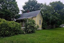 738 Center Street  photo 4