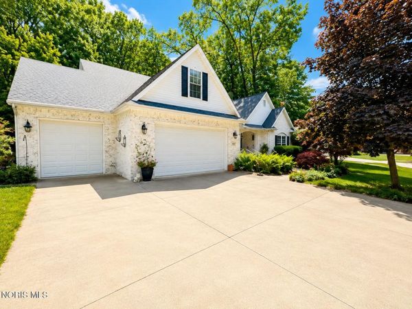 741 Whisperwood Parkway, Holland, OH 43528
