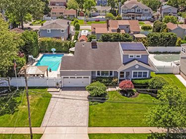 9 W Orlando Street, Massapequa, NY 11758