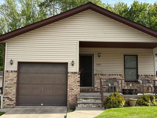 10101 Manoa Avenue , Brooklyn, OH 44144