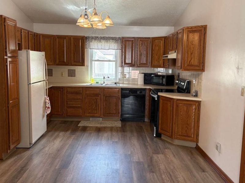 10101 Manoa Avenue , Brooklyn, OH 44144 Photo 4
