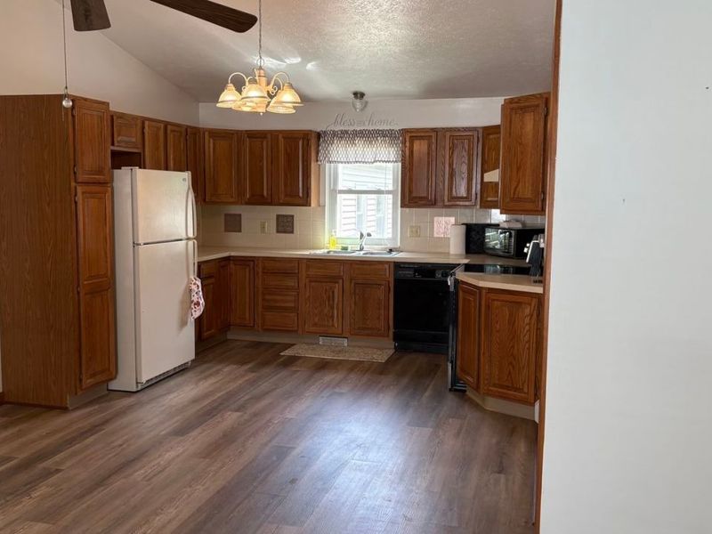 10101 Manoa Avenue , Brooklyn, OH 44144 Photo 5