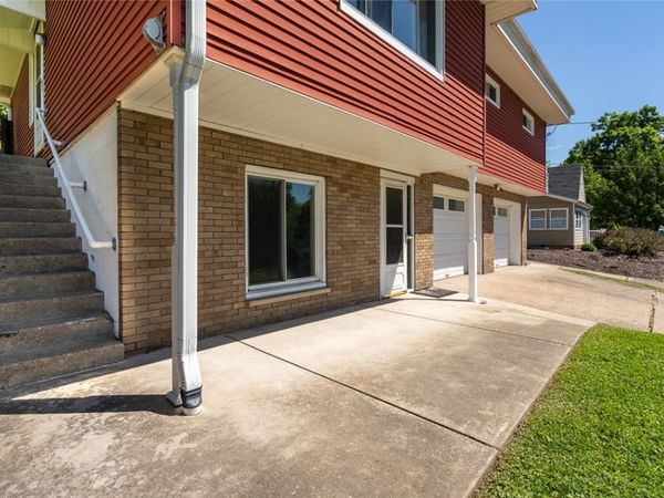 135 Lake Dr , Elizabeth, PA 15037