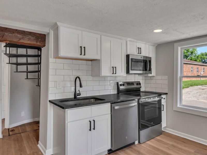 242 London Road , West Jefferson, OH 43162 Photo 6