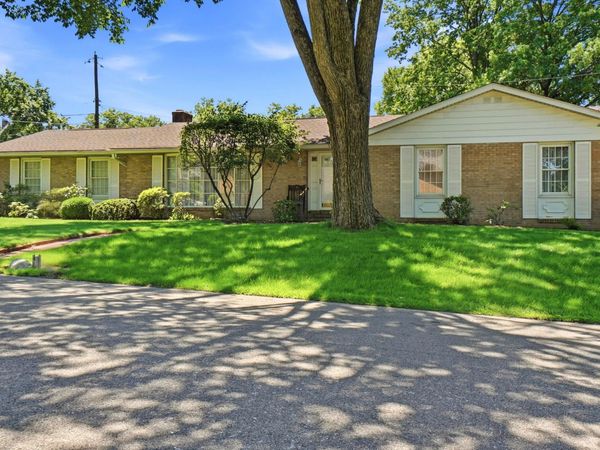 426 Coventry Circle , Zanesville, OH 43701