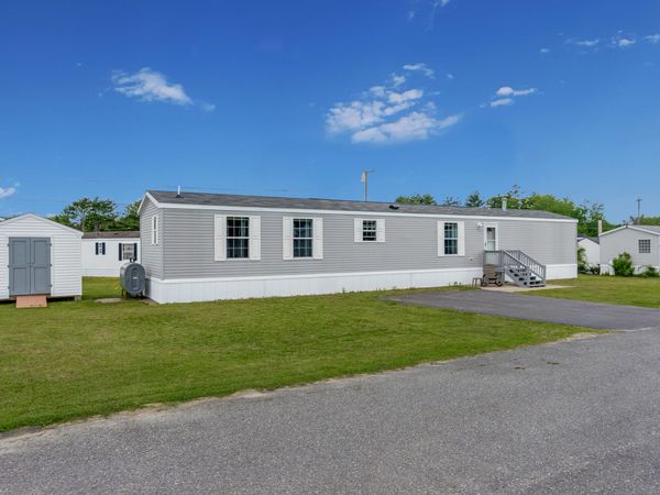 11 Ofarrell Street , Topsham, ME 04086