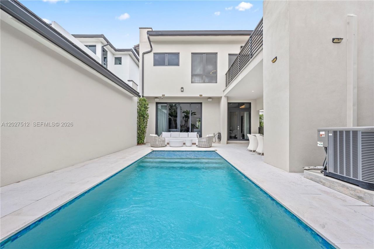 8162 NW 48th Ter , Doral, FL 33166 Photo
