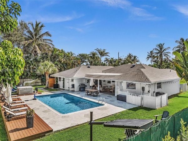 8101 W Lake Dr, Lake Clarke Shores, FL 33406