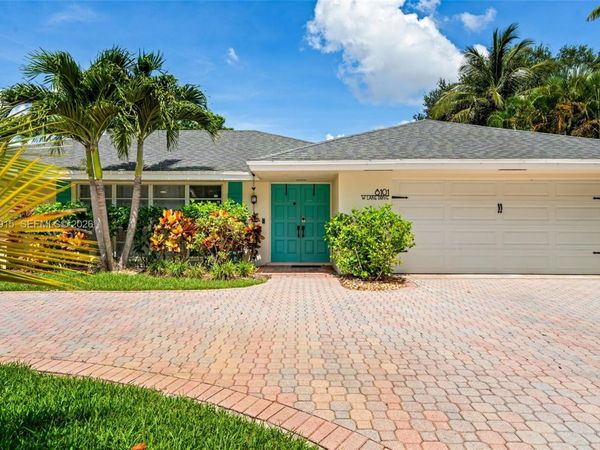 8101 W Lake Dr, Lake Clarke Shores, FL 33406