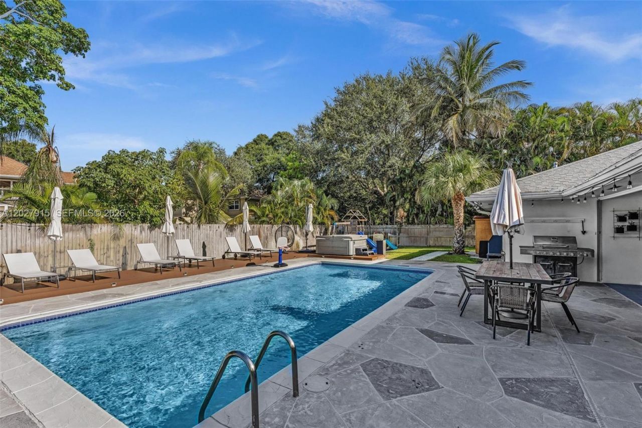8101 W Lake Dr, Lake Clarke Shores, FL 33406 Photo