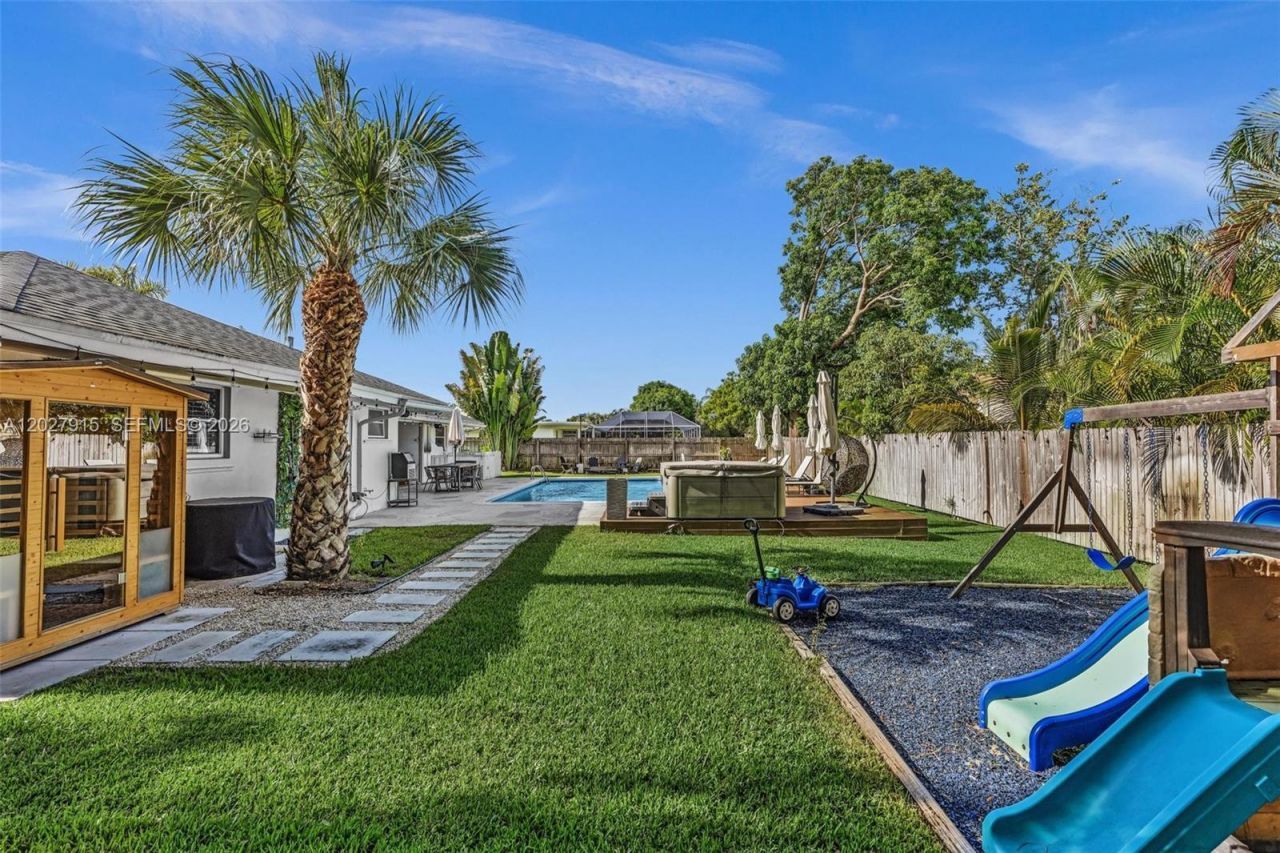 8101 W Lake Dr, Lake Clarke Shores, FL 33406 Photo