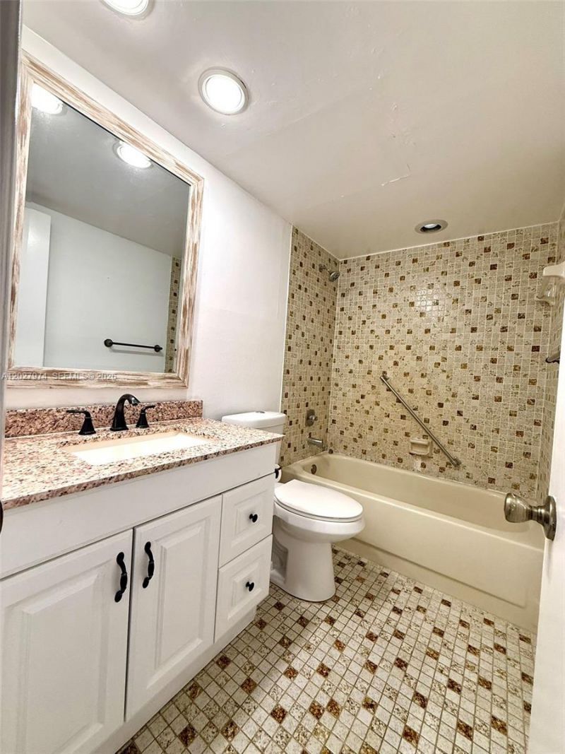 5220 Las Verdes Cir , Unit 114, Delray Beach, FL 33484 Photo