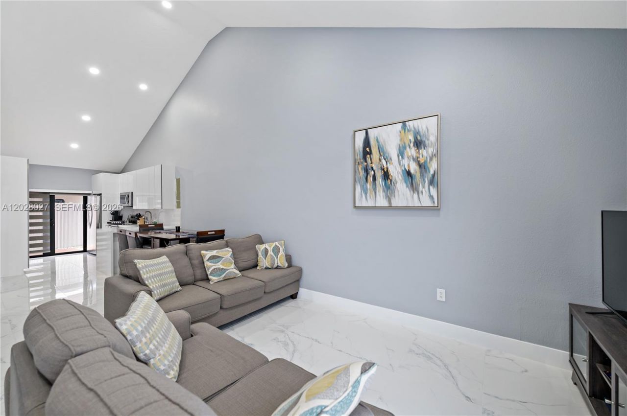 9046 NW 121st Ter , Unit 90, Hialeah Gardens, FL 33018 Photo