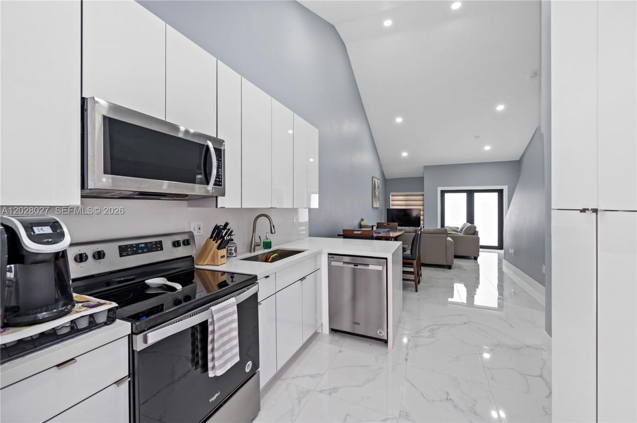 9046 NW 121st Ter , Unit 90, Hialeah Gardens, FL 33018 Photo