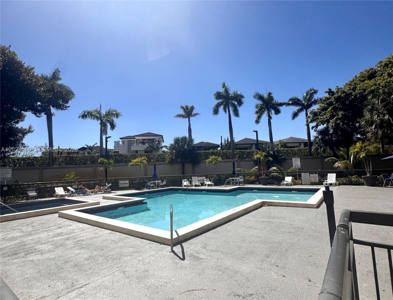 8290 Lake Dr , Unit 506, Doral, FL 33166 Photo
