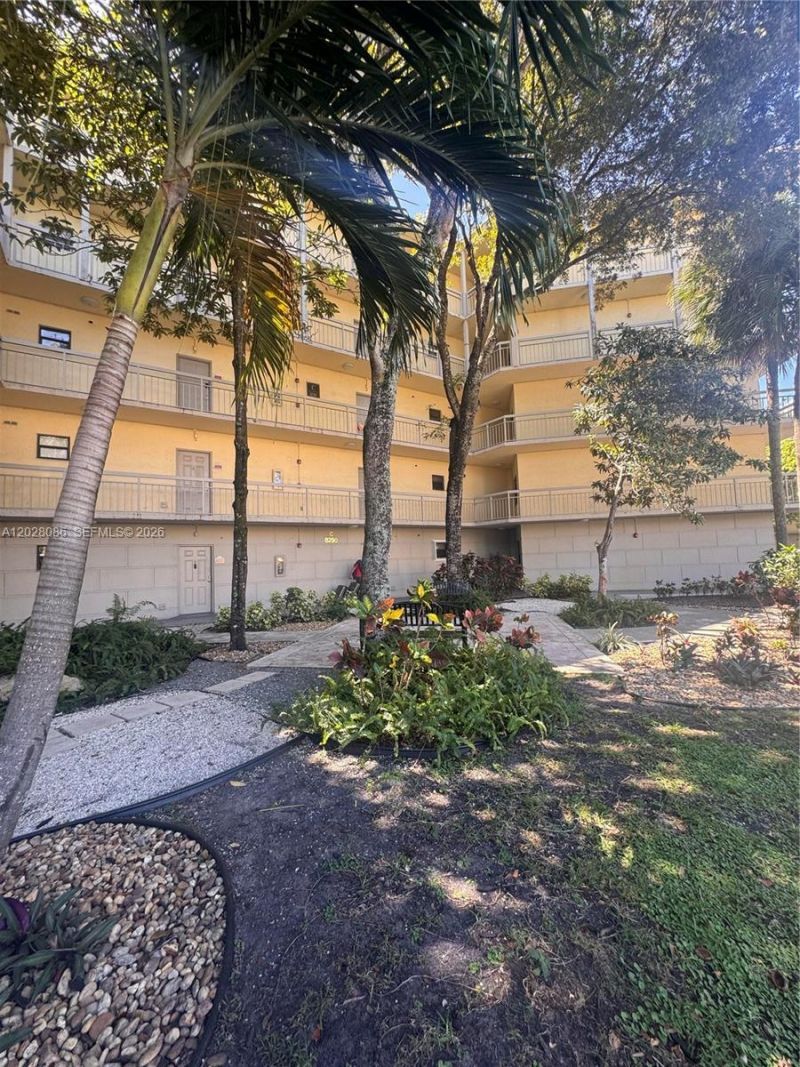 8290 Lake Dr , Unit 506, Doral, FL 33166 Photo