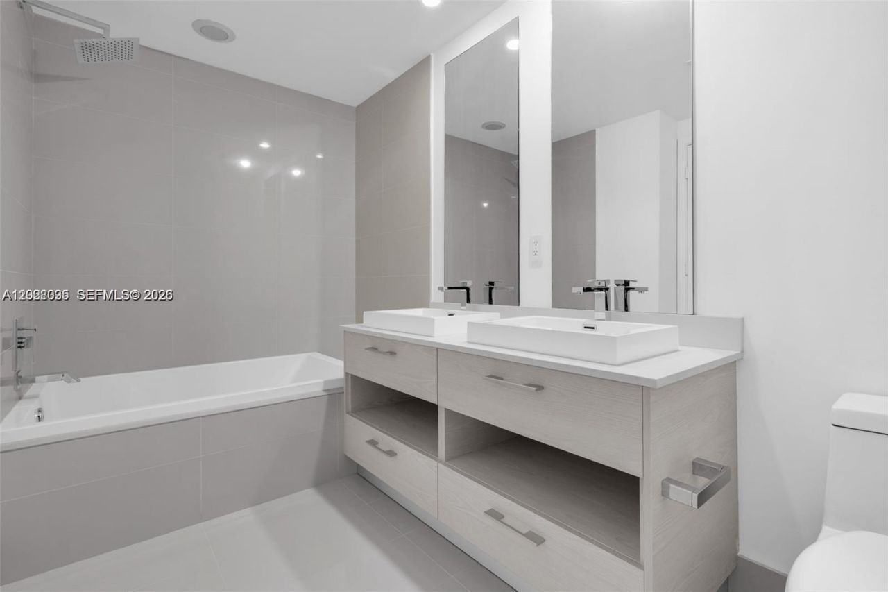 45 SW 9th St, Unit 2204, Miami, FL 33130 Photo
