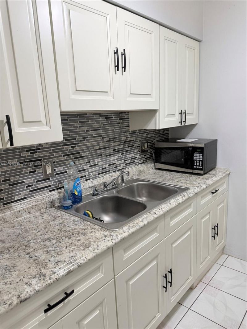725 SW 11 Ave, Unit F8, Hallandale Beach, FL 33009 Photo