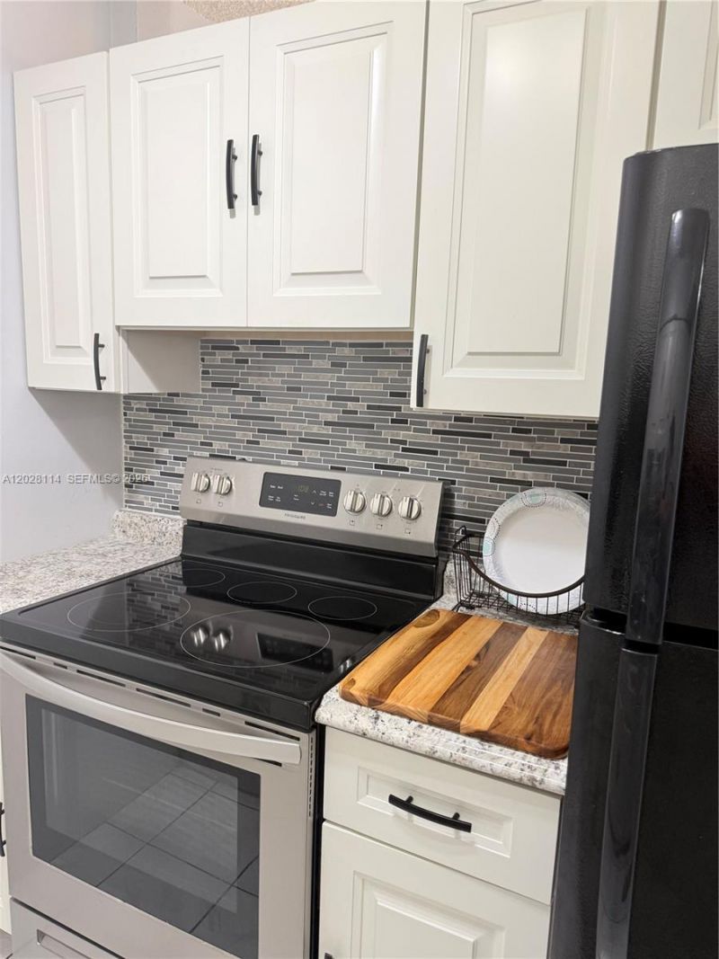 725 SW 11 Ave, Unit F8, Hallandale Beach, FL 33009 Photo