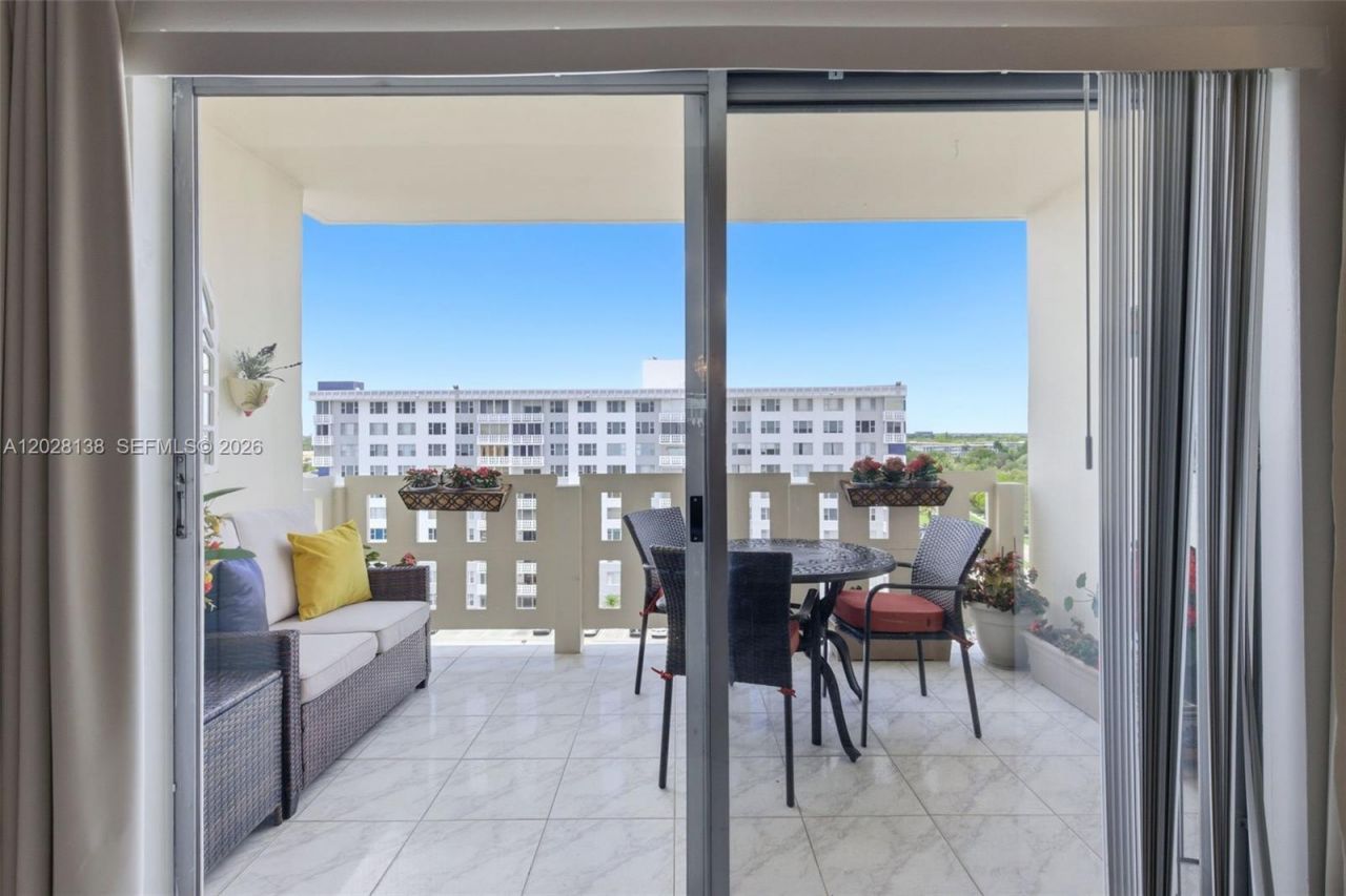 4330 Hillcrest Dr , Unit 916, Hollywood, FL 33021 Photo