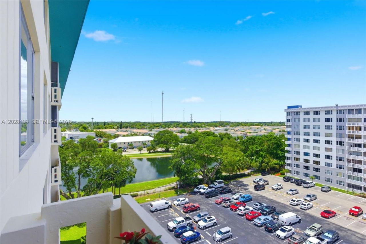 4330 Hillcrest Dr , Unit 916, Hollywood, FL 33021 Photo