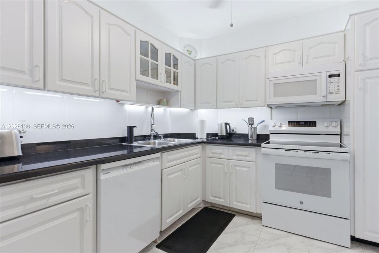 4330 Hillcrest Dr , Unit 916, Hollywood, FL 33021 Photo