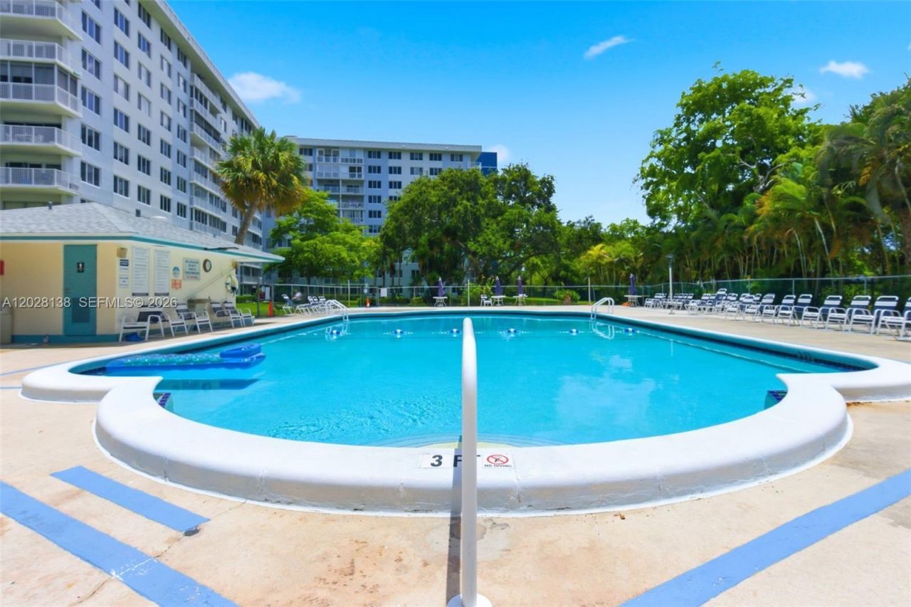 4330 Hillcrest Dr , Unit 916, Hollywood, FL 33021 Photo