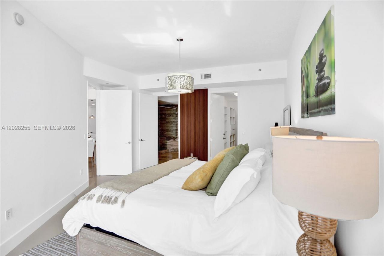 15901 Collins Ave , Unit 2807, Sunny Isles Beach, FL 33160 Photo