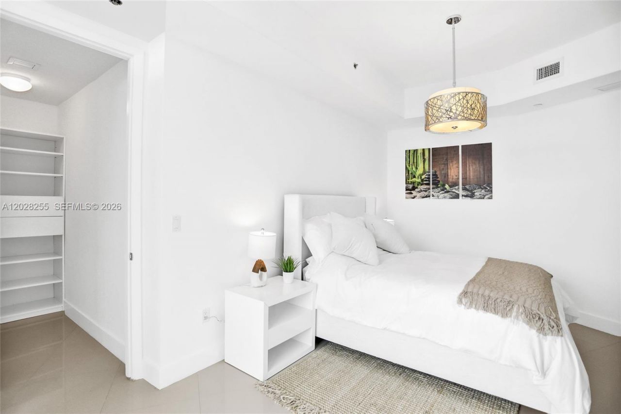 15901 Collins Ave , Unit 2807, Sunny Isles Beach, FL 33160 Photo