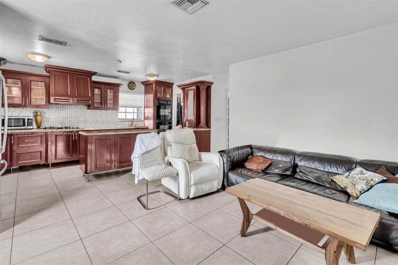 2631 NE 214th St , Unit 00, Miami, FL 33180 Photo