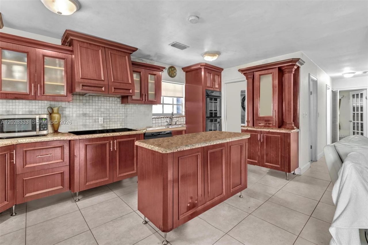 2631 NE 214th St , Unit 00, Miami, FL 33180 Photo