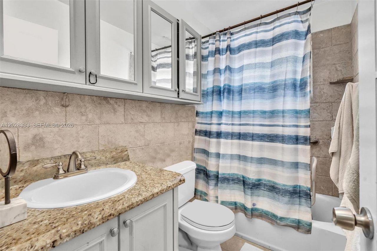 2631 NE 214th St , Unit 00, Miami, FL 33180 Photo