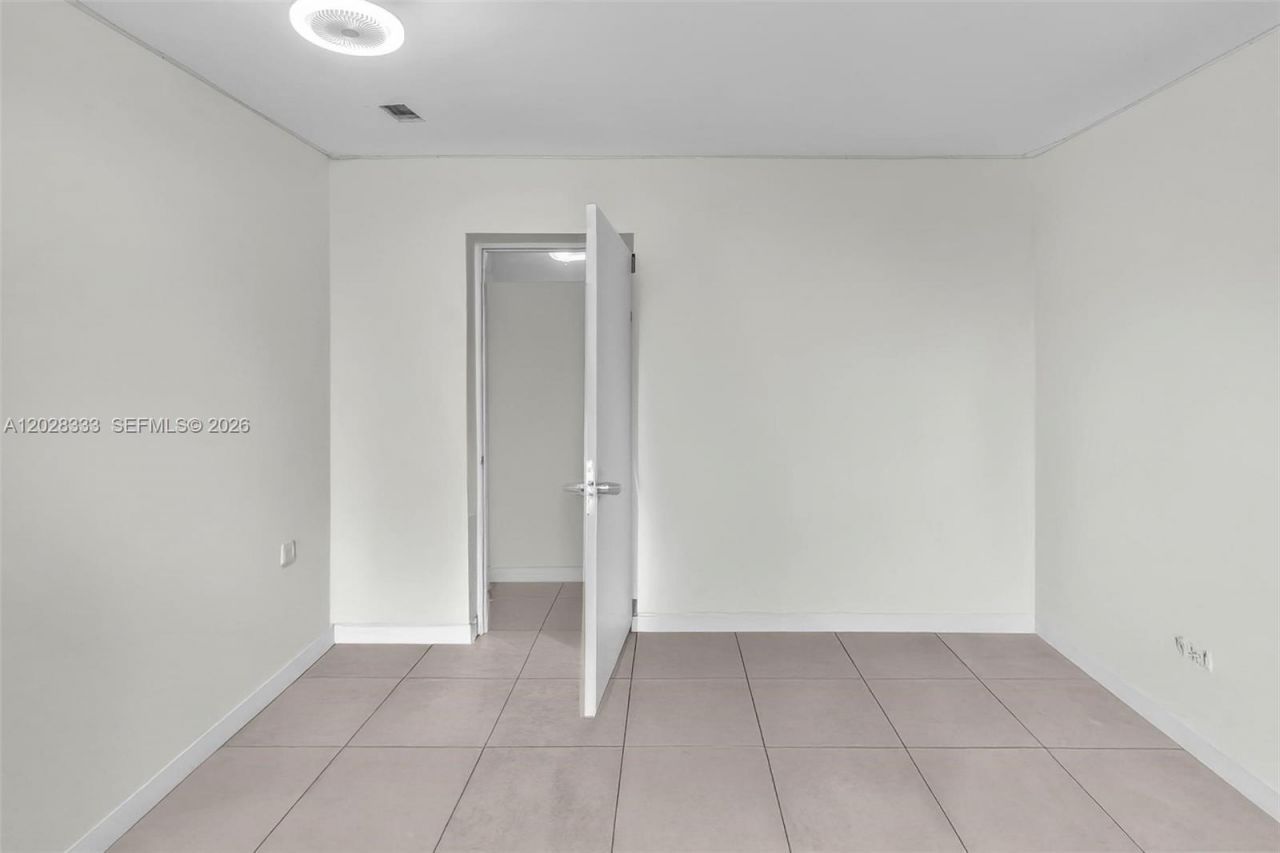 2631 NE 214th St , Unit 00, Miami, FL 33180 Photo