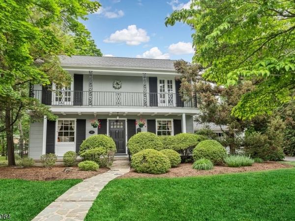 37 Van Dyke Dr, Hohokus, NJ 07423