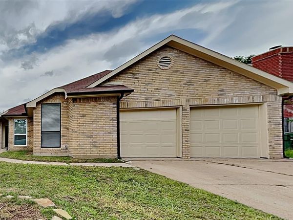 222 Mahogany Drive, Arlington, TX 76018