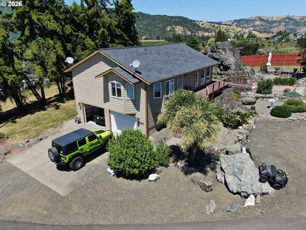 445 ROLLING HILLS RD, Roseburg, OR 97471
