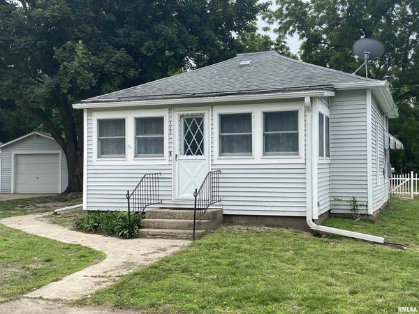 111 E Piper Street, Bluffs, IL 62621