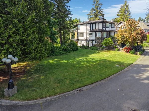 10 Governors Point Rd , View Royal, BC V9B 5L8